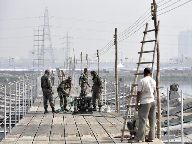 Army jawans take stock of the construction work of a pontoon bridge. (Sushil Kumar/HT Photo) 