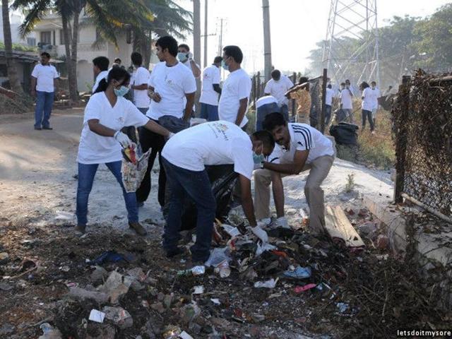 Chandigarh’s door-to-door garbage collection, initially handled by residents’ welfare associations and NGOs who hired contract labour, is now dominated by a few private contractors.(Twitter) Chandigarh’s door-to-door garbage collection, initially handled by residents’ welfare associations and NGOs who hired contract labour, is now dominated by a few private contractors.(Twitter)
