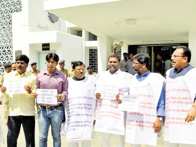 Opposition legislators protest against the new land acquisition rates for Santhal Parganas, on the state assembly premises in Ranchi on Thursday. (Parwaz Khan/HT Photo) Opposition legislators protest against the new land acquisition rates for Santhal Parganas, on the state assembly premises in Ranchi on Thursday. (Parwaz Khan/HT Photo)