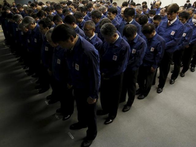 Employees of Tokyo Electric Power Co. (TEPCO), the operator of the tsunami-crippled Fukushima Daiichi nuclear plant, take part in a moment of silence at 2:46pm local time (0546 GMT) at TEPCO's headquarters in Tokyo. (Reuters Photo)