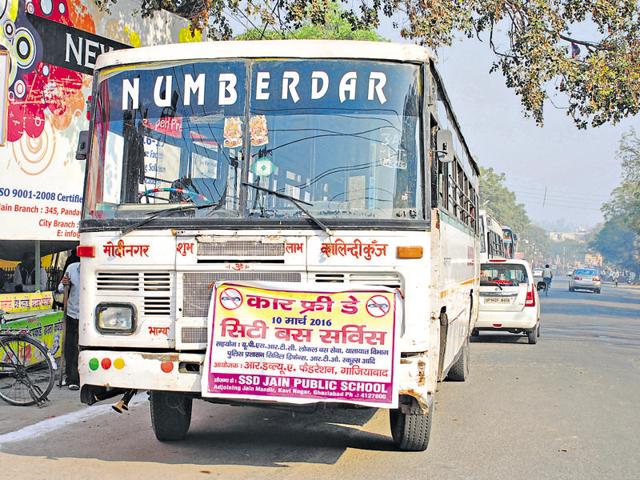 Volunteers put stickers saying ‘I am willing to carpool’ on several cars in the Kavi Nagar area of Ghaziabad. (Sakib Ali/ HT Photo) Volunteers put stickers saying ‘I am willing to carpool’ on several cars in the Kavi Nagar area of Ghaziabad. (Sakib Ali/ HT Photo)