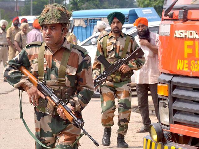 Army personnel during an encounter with attackers at the police station in Dinanagar town in Gurdaspur district, July 27, 2015 (Sameer Sehgal / HT) Army personnel during an encounter with attackers at the police station in Dinanagar town in Gurdaspur district, July 27, 2015 (Sameer Sehgal / HT)