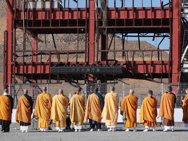 Buddhist monks pray for victims of the massive earthquake and tsunami disaster. (AFP Photo)
