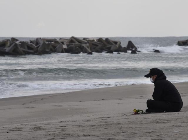 A man prays for victims of the 2011 earthquake and tsunami on a beach in Sendai, northern Japan. (AFP Photo)
