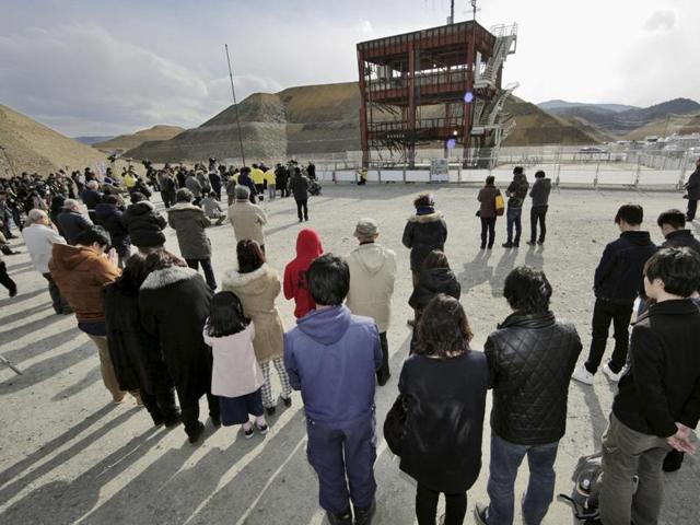 People observe a moment of silence at 2:46pm (0546 GMT), the time when the magnitude 9.0 earthquake struck off Japan's coast in 2011. (Reuters Photo)
