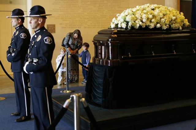 A mother and her children pay their respects as former first lady Nancy Reagan lies in repose at the Ronald Reagan Presidential Library in Simi Valley, California March 10, 2016. (REUTERS) A mother and her children pay their respects as former first lady Nancy Reagan lies in repose at the Ronald Reagan Presidential Library in Simi Valley, California March 10, 2016. (REUTERS)