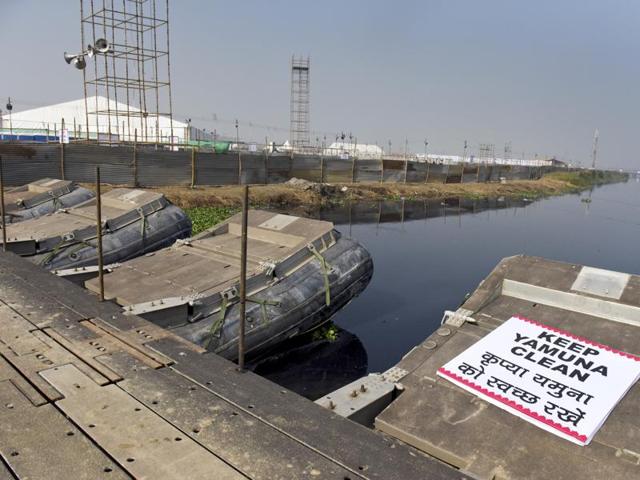 Army’s help was sought to build two pontoon bridges for the World Cultural Festival. (Sushil Kumar/ht photo) 