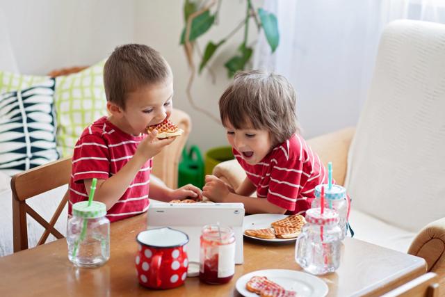 Orang tua mungkin mengubah cara mereka memberi makan anak mereka dan perubahan kebiasaan makan mungkin berdampak signifikan pada BMI mereka. (Stok Shutter)