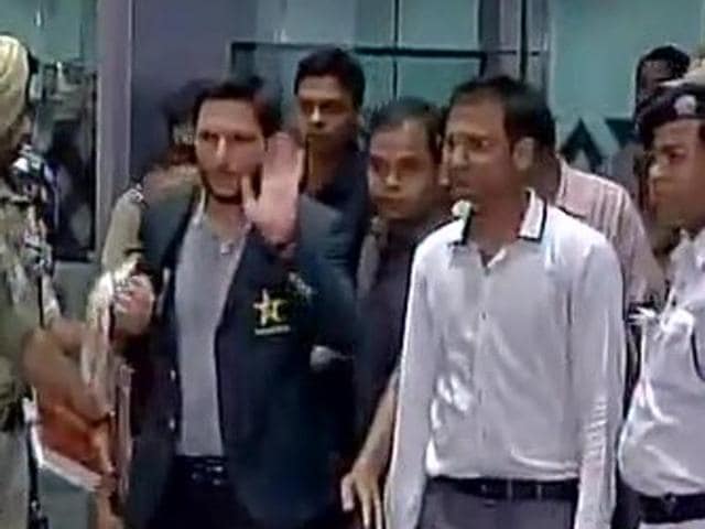 Pakistan captain Shahid Afridi waves as he arrives in Kolkata.(ANI Photo)