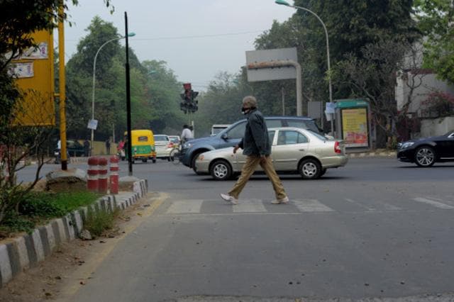 Amitabh Bachchan at a street crossing, still unnoticed. Amitabh Bachchan at a street crossing, still unnoticed.