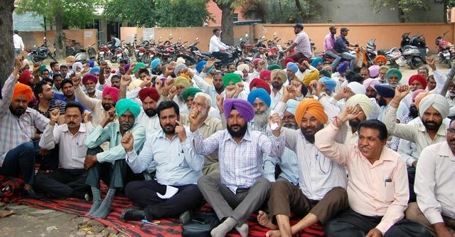 Water supply and sanitation holding a rally. (Sanjeev Kumar/HT Photo) Water supply and sanitation holding a rally. (Sanjeev Kumar/HT Photo)