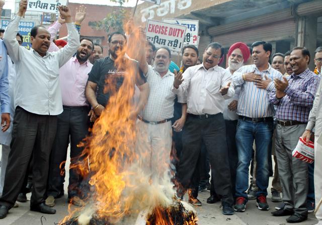 Jewellers burning an effigy of finance minister Arun Jaitley. (Sanjeev Kumar/HT Photo) Jewellers burning an effigy of finance minister Arun Jaitley. (Sanjeev Kumar/HT Photo)