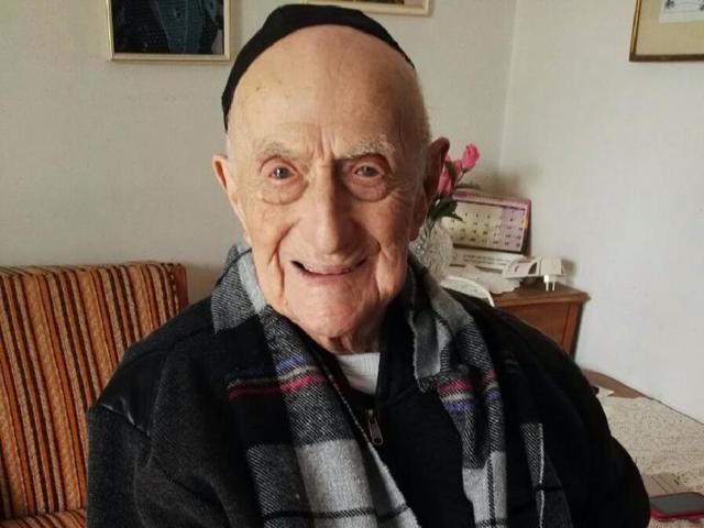 (FILES) This file photo taken on January 22, 2016 shows Yisrael Kristal sitting in his home in the Israeli city of Haifa. Kristal, a 112-year-old Israeli Holocaust survivor who lived through both world wars, is now the world's oldest living man, Guinness World Records said on March 11, 2016. (AFP) (FILES) This file photo taken on January 22, 2016 shows Yisrael Kristal sitting in his home in the Israeli city of Haifa. Kristal, a 112-year-old Israeli Holocaust survivor who lived through both world wars, is now the world's oldest living man, Guinness World Records said on March 11, 2016. (AFP)