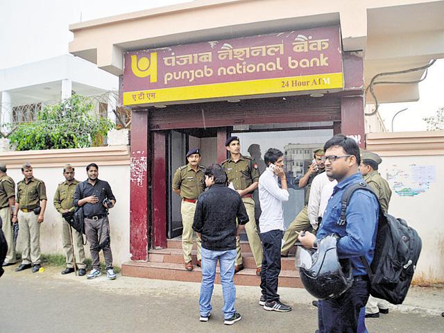 The employees had loaded cash in the ATM kiosk on Friday and were about to leave when they were attacked by robbers. (Sakib Ali/HT Photo) The employees had loaded cash in the ATM kiosk on Friday and were about to leave when they were attacked by robbers. (Sakib Ali/HT Photo)