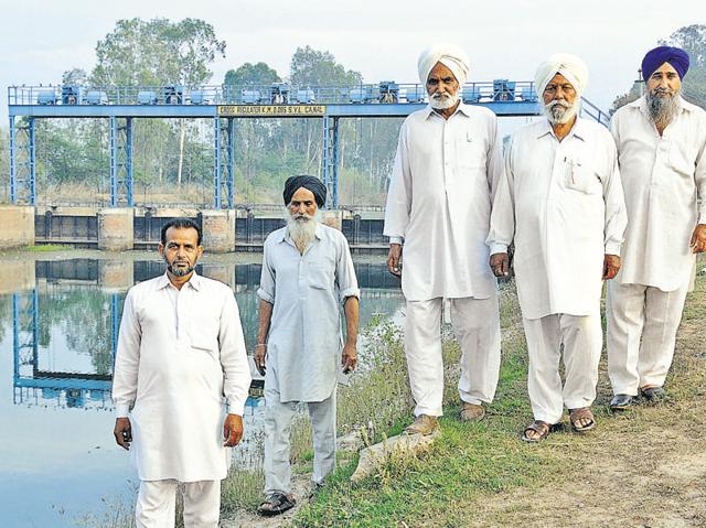 Residents, who were witness to the SYL Canal foundation-stone-laying in 1982 point to the spot where the ceremony was held, at Kapoori village in Patiala district on Friday.(Bharat Bhushan/HT Photo)