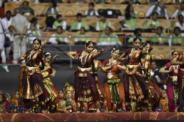 Artists perform classical dance at the World Culture Festival. (Virendra Singh Gosain/HT Photo) Artists perform classical dance at the World Culture Festival. (Virendra Singh Gosain/HT Photo)