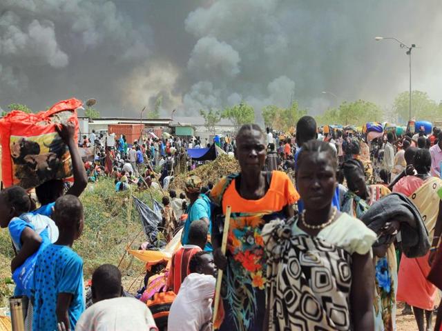 South Sudanese civilians flee fightings in the northeastern town of Malakal on February 18, 2016, where gunmen opened fire on civilians sheltering inside a United Nations base, killing at least five people, the latest in a string of atrocities in the war-torn nation. (AFP Photo) South Sudanese civilians flee fightings in the northeastern town of Malakal on February 18, 2016, where gunmen opened fire on civilians sheltering inside a United Nations base, killing at least five people, the latest in a string of atrocities in the war-torn nation. (AFP Photo)
