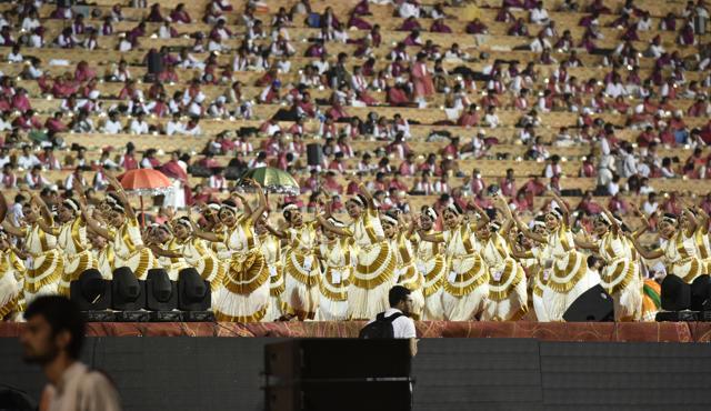 Artists perform during the inaugural session of the World Culture Festival. (Arvind Yadav/HT Photo) Artists perform during the inaugural session of the World Culture Festival. (Arvind Yadav/HT Photo)