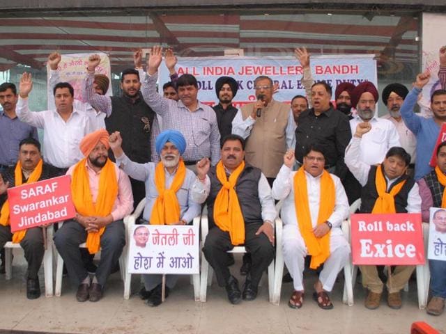 Jewellers sitting on a hunger strike raise slogans against Union finance minister Arun Jaitley in Amritsar on Saturday.(HT Photo)