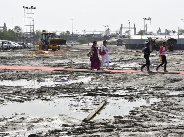 The heavy rainfall made travelling to the festival a problem, but it failed to dampen the spirits of the attendees. (Virendra Singh Gosain/HT Photo) 