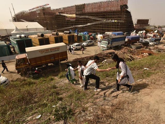 Bad conditions during the World Culture Festival in New Delhi, India, on Sunday.  (Virendra Singh Gosain/HT Photo) 