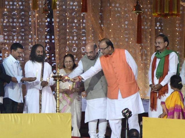 Art of Living founder Sri Sri Ravi Shankar ,Sumitra Mahahjan, Amit Shah , Arun Jaitley, Arvind Kejriwal and other dignitaries during the World Culture Festival on the banks of Yamuna River. (Virendra Singh Gosain/HT Photo) 