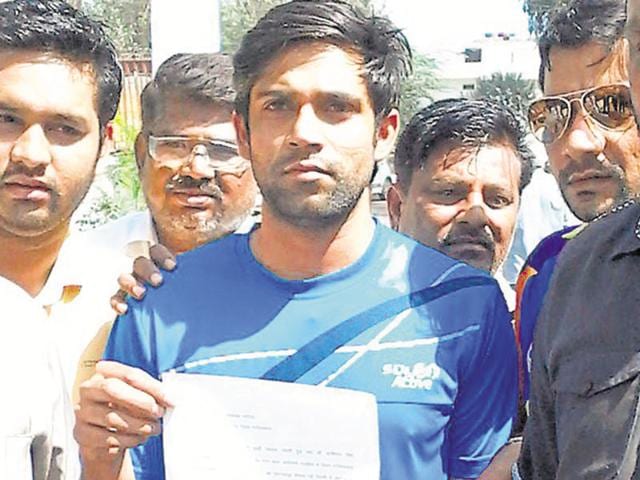 Vikas Chaudhary (centre) in Ghaziabad to complain against student leader Kanhaiya Kumar on Saturday.(Sakib Ali/HT Photo)