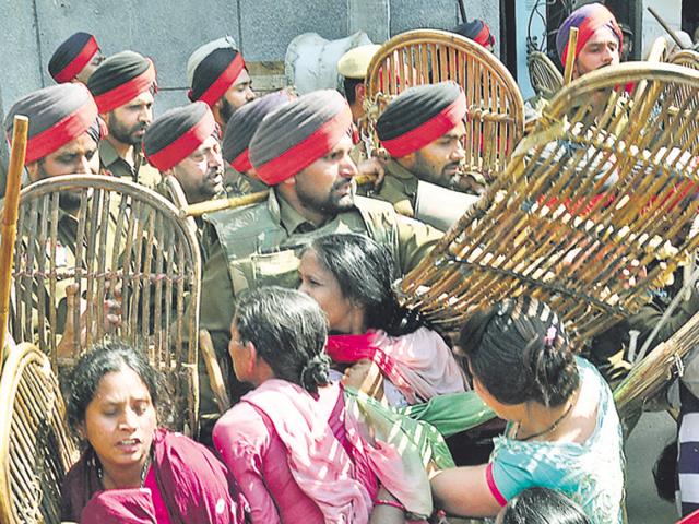 Police in a bid to handle protestors at Giaspura flats in Ludhiana. (Sikander Singh Chopra/Ht Photo) Police in a bid to handle protestors at Giaspura flats in Ludhiana. (Sikander Singh Chopra/Ht Photo)