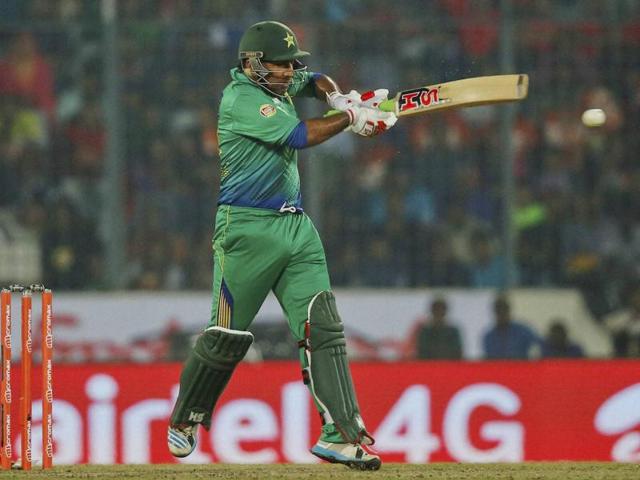 Pakistan’s wicketkeeper-batsman Sarfraz Ahmed on Sunday said that he idolizes Indian skipper Mahendra Singh Dhoni (PTI Photo) Pakistan’s wicketkeeper-batsman Sarfraz Ahmed on Sunday said that he idolizes Indian skipper Mahendra Singh Dhoni (PTI Photo)