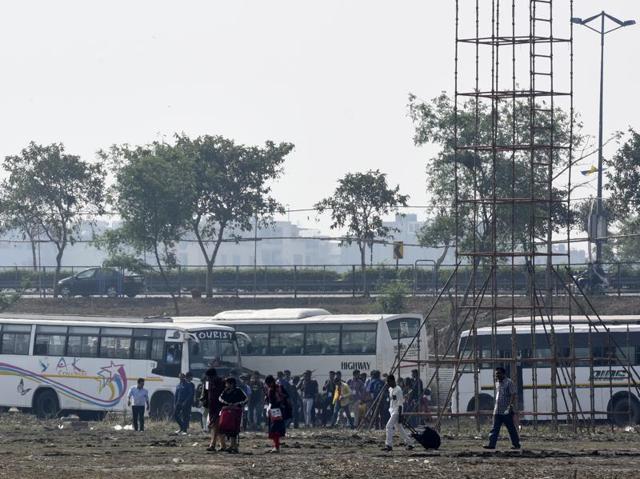 Followers and the participants faced difficulties as the buses ferrying them were forced to halt far away from the event venue. (Sonu Mehta/HT Photo) 