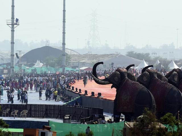 The crowd of artists and followers present at the main venue of the World Culture Festival.  (Sonu Mehta/HT Photo) 