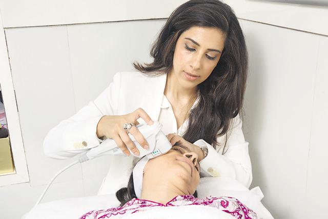 Experts say that unline other therapies, Ultherapy doesn’t involve any creams, fillers or toxins. It just relies on the body’s own collagen-building process for natural results.