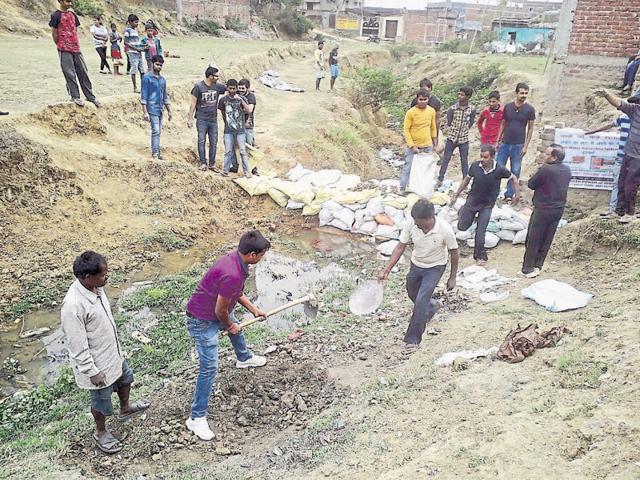 Residents of Yamuna Nagar make a makeshift check-dam for water conservation. (HT Photo) Residents of Yamuna Nagar make a makeshift check-dam for water conservation. (HT Photo)