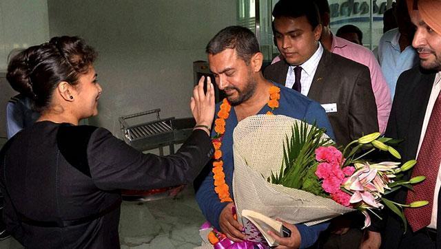 Aamir Khan being welcomed in Ludhiana where he was shooting for Dangal. (PTI Photo) Aamir Khan being welcomed in Ludhiana where he was shooting for Dangal. (PTI Photo)