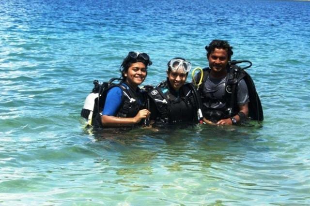 Women travellers scuba diving in Andaman. (Girls on the Go ) Women travellers scuba diving in Andaman. (Girls on the Go )