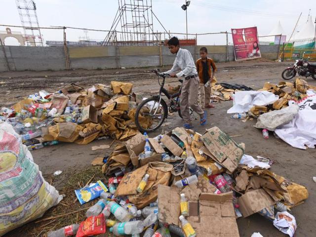 Shankar said the Art of Living should be “lauded and rewarded” and not criticised for choosing Yamuna riverbank as the venue for the festival. (Raj K Raj/ HT photo) 