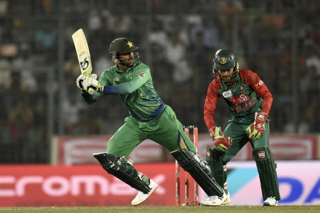 Pakistan cricketer Shoaib Malik (L) plays a shot as Bangladesh wicketkeeper Mushfiqur Rahim (R) looks on during the Asia Cup T20. (AFP Photo) Pakistan cricketer Shoaib Malik (L) plays a shot as Bangladesh wicketkeeper Mushfiqur Rahim (R) looks on during the Asia Cup T20. (AFP Photo)