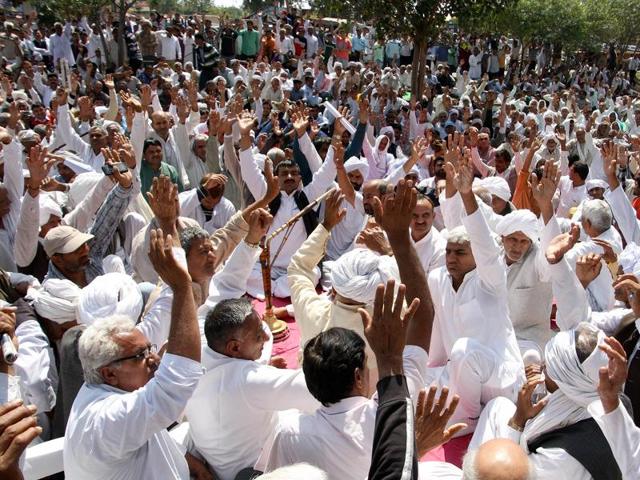 Members of the Jat community holding a meeting at Jat Bhawan in Rohtak on Monday.(Manoj Dhaka/HT Photo)