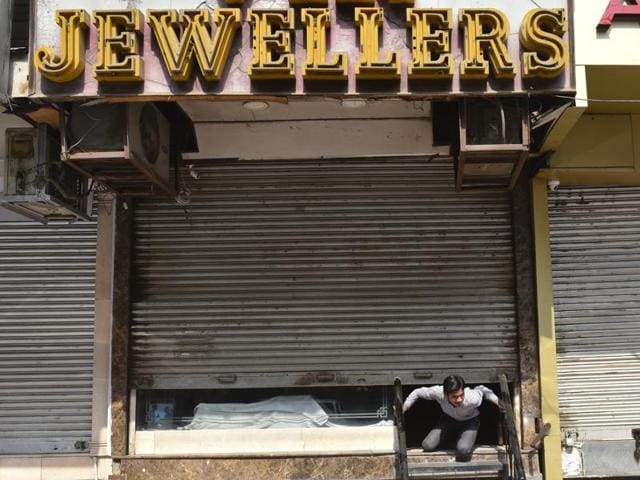 Jewellers on strike to protest against increased excise duty on gold at Karol bagh, in New Delhi.(Photo: Ravi Choudhary/HT)