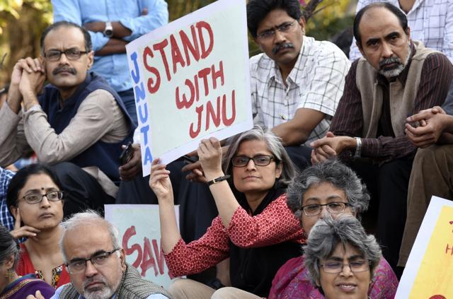 JNU teachers protest against the arrest of JNUSU students at JNU campus, in New Delhi. (Sanjeev Verma/HT File Photo)