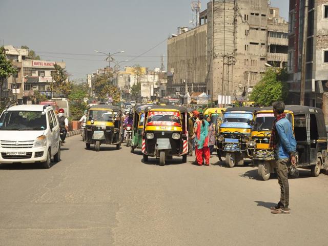 The auto drivers, who park their vehicles illegally, can be seen flouting traffic norms with impunity, thus creating traffic snarls. (Sikander Singh Chopra/HT Photo) The auto drivers, who park their vehicles illegally, can be seen flouting traffic norms with impunity, thus creating traffic snarls. (Sikander Singh Chopra/HT Photo)