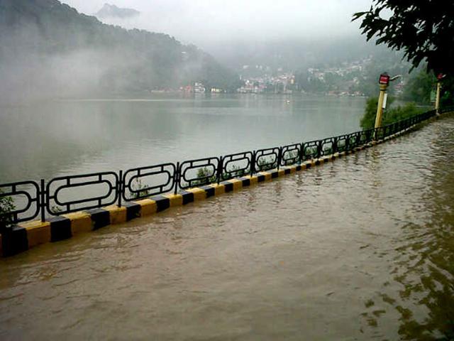Lower Mall Road in Dehradun was overflowing with water after a sudden burst of heavy rain in the region. (HT Photo) Lower Mall Road in Dehradun was overflowing with water after a sudden burst of heavy rain in the region. (HT Photo)