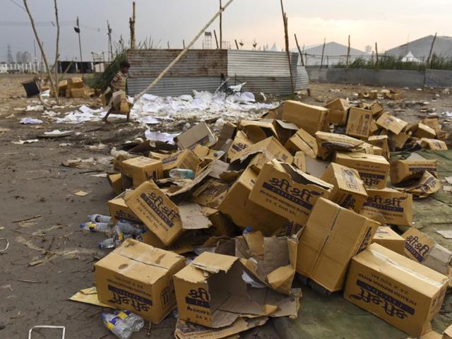 Art of Living leader Ravi Shankar, who enjoys a cult following in India and abroad, has rejected criticism, saying the event will actually help Yamuna. (Sushil Kumar/ HT Photo) 