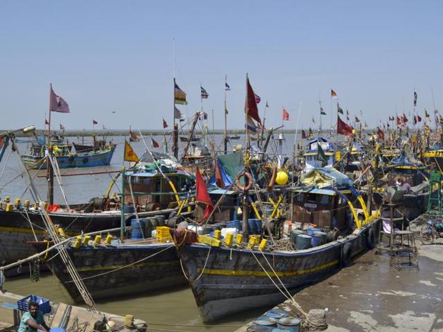 Faced with depleting fish stocks, fishermen in Gujarat and Diu looking for a better catch often drift to the Sindhu river delta.(Bipin Bamania/HT File Photo)