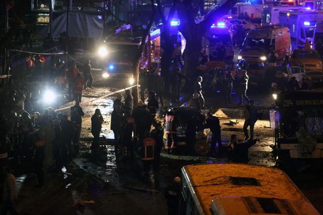 Police, firefighters and emergency services work at the site of a blast in Ankara on March 13, 2016. (AFP Photo) Police, firefighters and emergency services work at the site of a blast in Ankara on March 13, 2016. (AFP Photo)