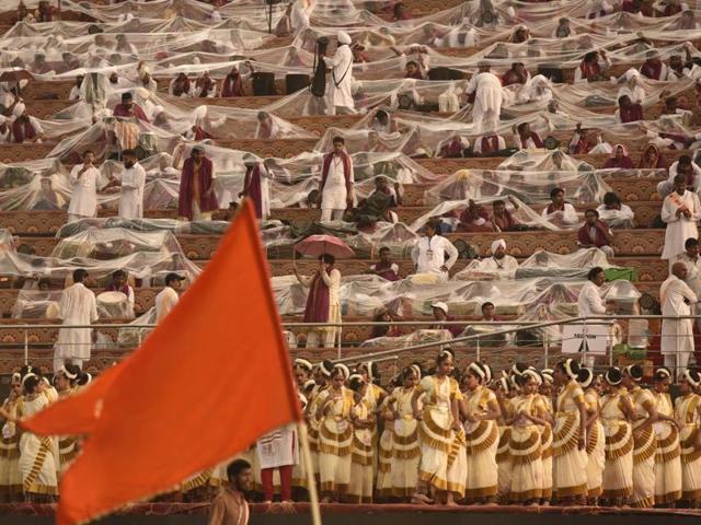 Artists prepare for their performance during the World culture festival. (Virendra Singh Gosain/HT Photo) Artists prepare for their performance during the World culture festival. (Virendra Singh Gosain/HT Photo)