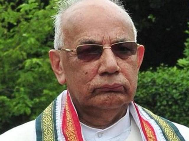 Acting Punjab governor Kaptan Singh Solanki, who is also Haryana governor, remained non-committal as Punajb politicians led by chief minister Parkash Singh Badal met him here on Tuesday afternoon to seek early assent to the SYL canal land de-acquisition bill passed by the assembly a day earlier. (HT File Photo) Acting Punjab governor Kaptan Singh Solanki, who is also Haryana governor, remained non-committal as Punajb politicians led by chief minister Parkash Singh Badal met him here on Tuesday afternoon to seek early assent to the SYL canal land de-acquisition bill passed by the assembly a day earlier. (HT File Photo)