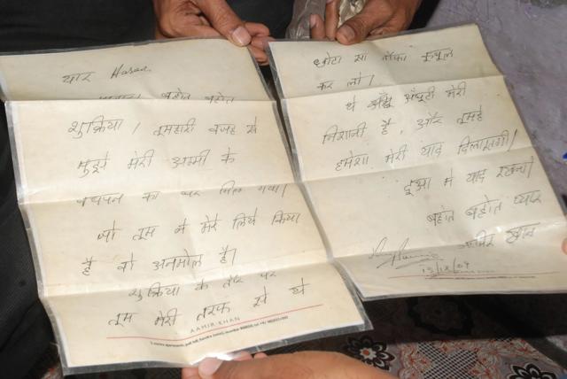 The letter Aamir Khan gave to Raza, expressing gratitude for showing him the Varanasi plot. (HT Photo) The letter Aamir Khan gave to Raza, expressing gratitude for showing him the Varanasi plot. (HT Photo)