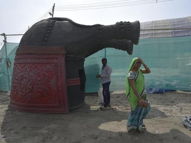 Workers pause while putting the finishing touches to a decorative elephant. (Ravi Choudhary/HT Photo) Workers pause while putting the finishing touches to a decorative elephant. (Ravi Choudhary/HT Photo)