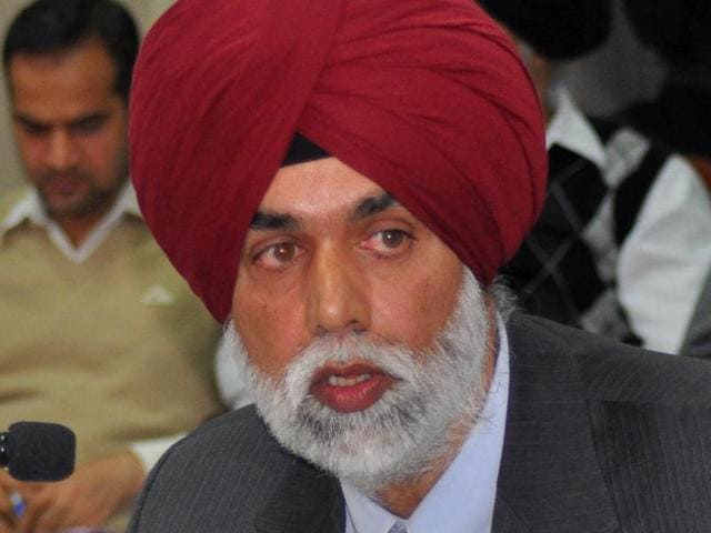 Releasing the reports of the comptroller and auditor general (CAG) for 2014-15, principal accountant general Jagbans Singh said Punjab’s revenue expenditure (non-productive) was on the rise while the capital expenditure (productive) had gradually declined. He said a large part of the expenditure was done on repayment and servicing the hefty loans, leaving very little money for development activities.(Karun Sharma/HT Photo) Releasing the reports of the comptroller and auditor general (CAG) for 2014-15, principal accountant general Jagbans Singh said Punjab’s revenue expenditure (non-productive) was on the rise while the capital expenditure (productive) had gradually declined. He said a large part of the expenditure was done on repayment and servicing the hefty loans, leaving very little money for development activities.(Karun Sharma/HT Photo)